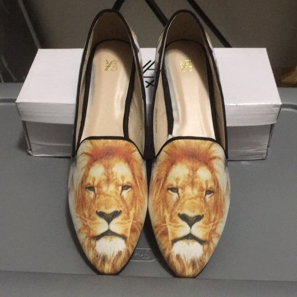 Yes We Are the Shit Lion Shoes 9.5 BNIB